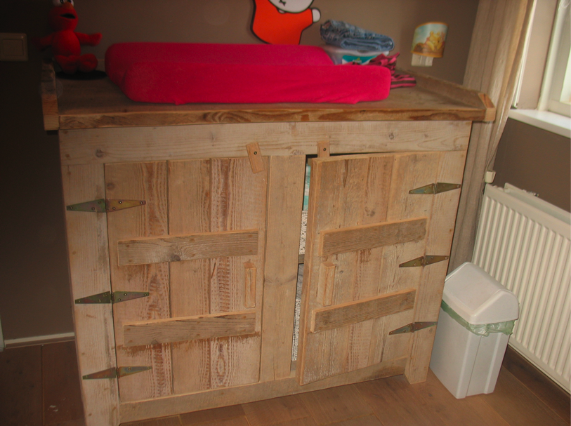 steigerhouten commode babykamer